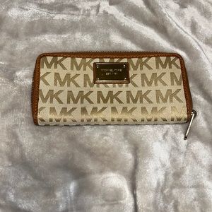 Michael Kors Jet Set wallet monogram logo zip wallet